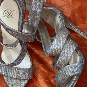 Size 8  worn them 1 time